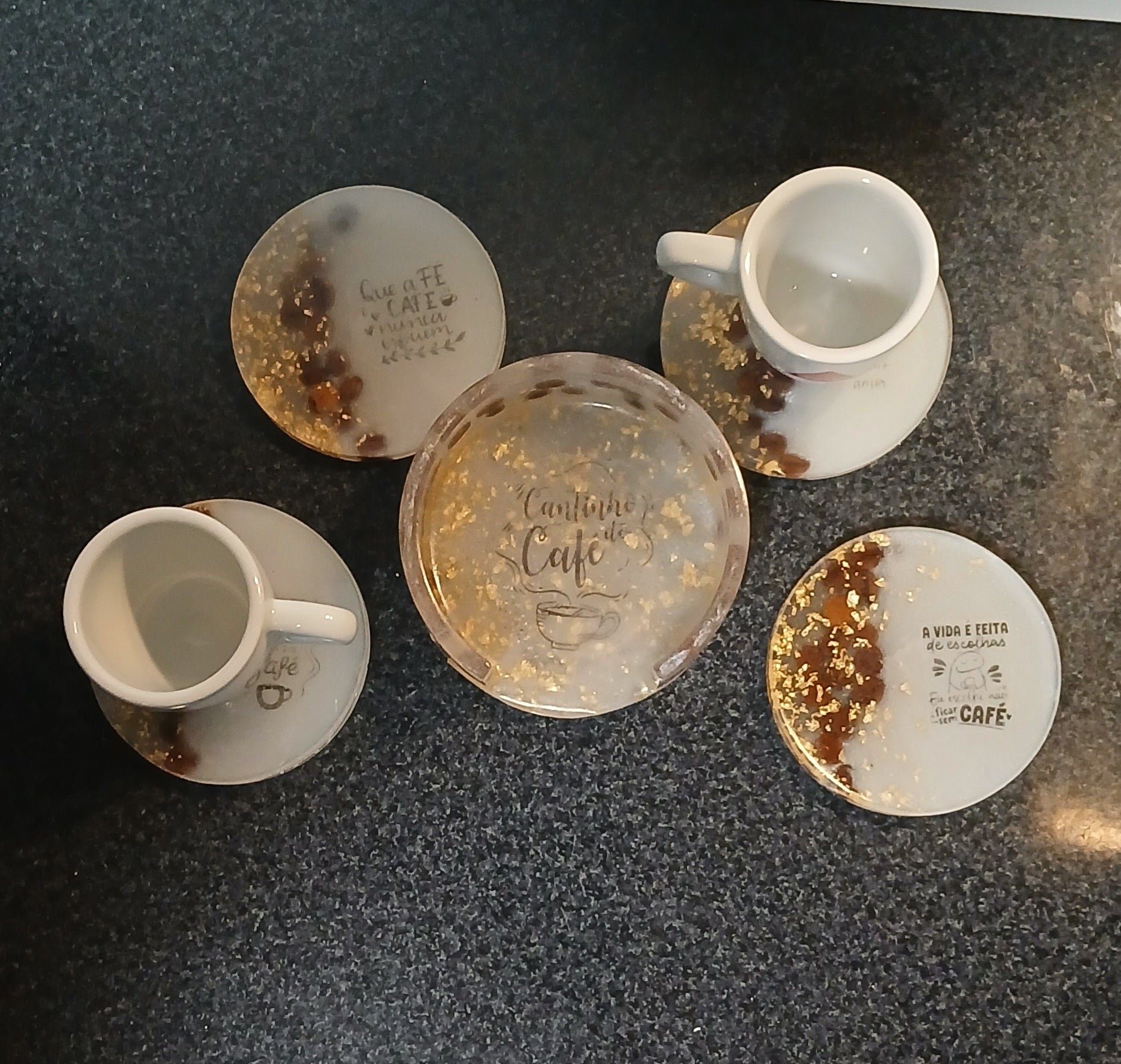 Porta-copos artesanais.